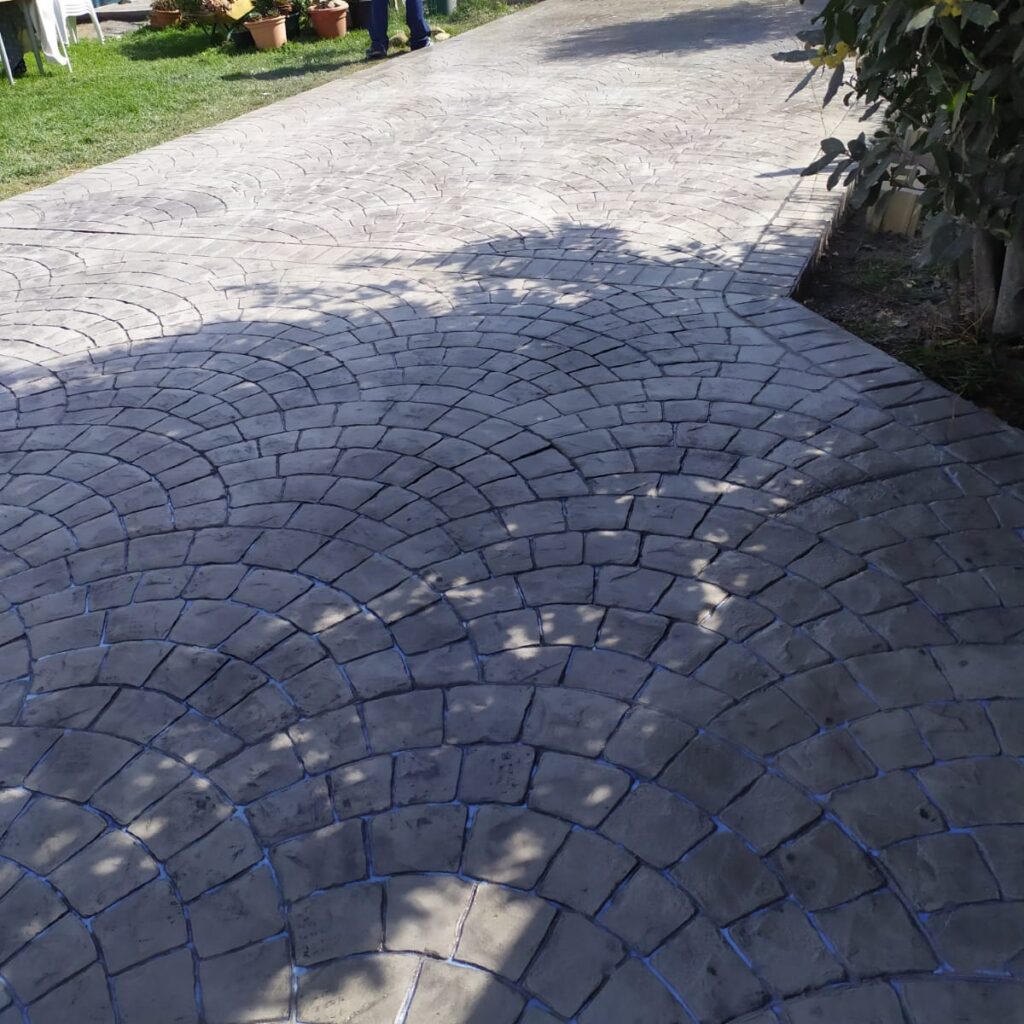 beton-amprentat-gri-curte